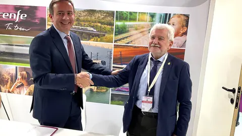 El director de Área de Negocio de Alta Velocidad y Otros Servicios Comerciales de Renfe, Javier Pérez López, y el presidente del Inorde, Rosendo L. Fernández Fernández.