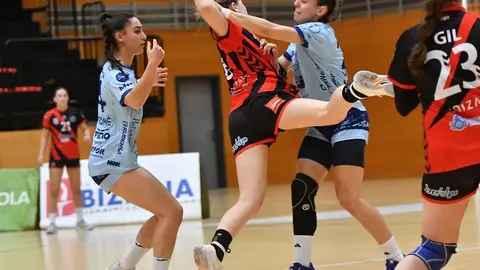 El Porriño vence con solvencia al Zuazo (22-28).