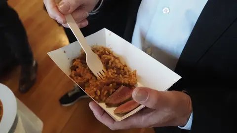 A banca de Arcos de Valdevez serviu porções de Carne Cachena com Arroz Feijão Tarreste.