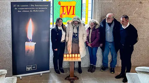 El acto contó con la presencia del alcalde, la concejala de Turismo y una residente tudense descendiente de víctimas del Holocausto.