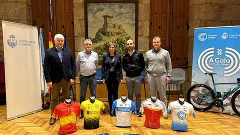 Autoridades locales y deportivas unidas en la presentación de la gran fiesta del ciclismo gallego que se celebrará este sábado en Ponteareas.