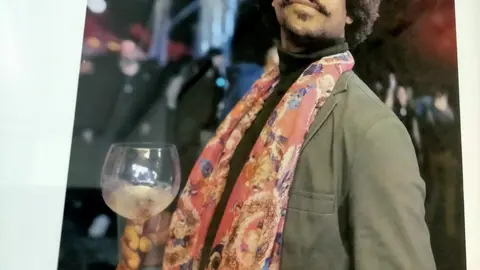 La exposición 'Recreo' invita a la reflexión sobre la vida urbana y la búsqueda de momentos de pausa en el bullicio de la ciudad.