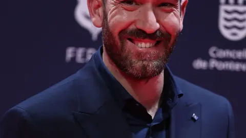 Ponce eligió un elegante traje de chaqueta cruzada en tono marino, un conjunto que fusiona la elegancia clásica con toques de modernidad.