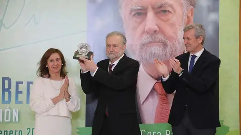 De Cora recibió el galardón de manos del presidente de la Xunta, Alfonso Rueda, y de la presidenta de la APG, María Méndez.