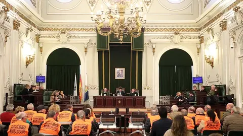 Vecinos de Mos acudieron al pleno ataviados con un chaleco contra la reforma de la A-52.