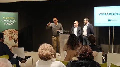 Javier Touris presenta programas de accion comunitaria en Poio.