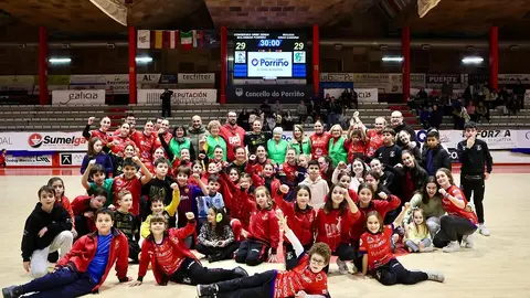 Alegría de jugadoras y jóvenes seguidores del equipo en la foto final de un partido de infarto pero de feliz remate.