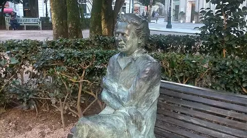 Escultura de bronce para Domingo Villar en Vigo: Un homenaje a su vida, obra y amor por la ciudad.