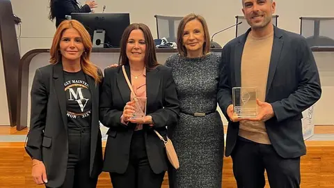 Anxo Fernández Ferreiro y Alana Aragón Herrera con la directora de la FIDIS, Isabel Lista, y la directora científica del IDIS, María Luz Couce.