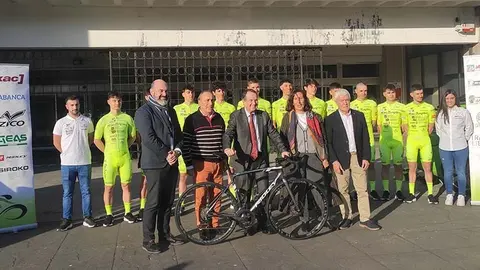 El alcalde de Vigo, Abel Caballero, junto a los ciclistas del Vigo-Rías Baixas en la presentación del equipo para la temporada 2025.