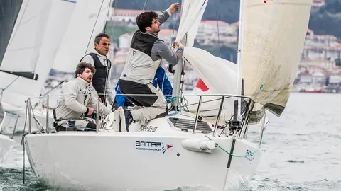 Javier de la Gándara y su tripulación se colocan líderes. ROSANA CALVO.