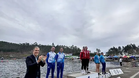 Rafa Domínguez fai entrega de medallas do Campionato Galego de Inverno de piragüismo.