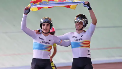 El equipo gallego destaca en la Challenge Vuelta Ciclista a Extremadura y suma dos títulos estatales en pista.