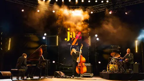 Se publica en el DOG esta convocatoria anual para favorecer la presencia de empresas y artistas de Galicia en escenarios, festivales y mercados fuera de nuestra Comunidad.