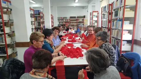 Seniores de Vila Flor dedicados à confeção manual de flores de papel, tradição secular que ganha nova vida para o Dia dos Namorados.