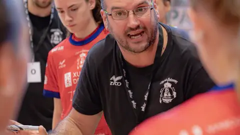 Ismael Martínez: "Ganar alguna de las competiciones en las que estamos inmersos tendría un impacto enorme, tanto para la localidad como para el balonmano en Galicia".