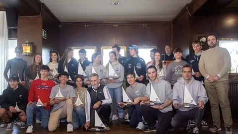 premiados y con el concelleiro de Xuventude del Concello de Marín, Antonio Caíña (1º por la dcha). DESMARQUE/ISMA FERRADÁS.