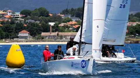 Abril Rojo virando la baliza de barlovento, tras Pérez Canal el Pazo de Cea . MOEBIUS.