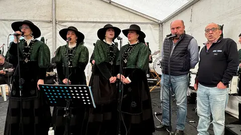 La aldea de Regodobardo, en Pontecaldelas, se vistió de gala este domingo para rendir un emotivo homenaje a uno de los grandes de la música gallega: Suso Vahamonde.