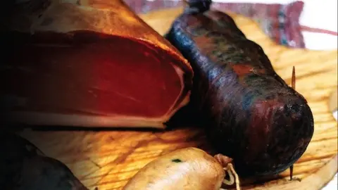 De 28 de fevereiro a 2 de março, Ponte da Barca volta a ser o palco da tradicional Feira do Fumeiro, um evento que exalta as tradições, os sabores autênticos e a riqueza cultural da região. A Praça da República será o epicentro desta iniciativa, onde gastronomia, cultura e artesanato se fundem numa experiência única e imperdível.