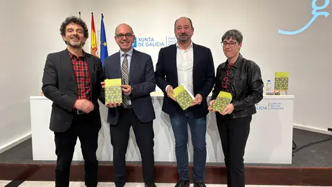 O director de Turismo de Galicia, Xosé Merelles, o director da Casa de Galicia en Madrid, Luis E. Ramos, e o editor do libro, Enrique Alvarelos presentaron onte, na Casa de Galicia de Madrid.