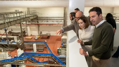 Alfonso Villares y Patricia García visitaron Conservas Cerqueira, una de las 39 empresas beneficiarias.