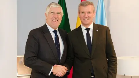 El presidente de la Xunta, Alfonso Rueda, y el embajador de Portugal en España, João Mira-Gomes, durante la recepción en la que Rueda reiteró la importancia del AVE Vigo-Oporto.