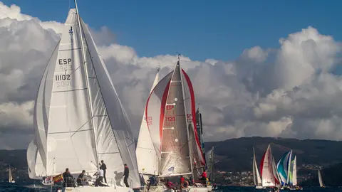 La flota de la Interclubes compitiendo este sábado en la ría de Pontevedra.
