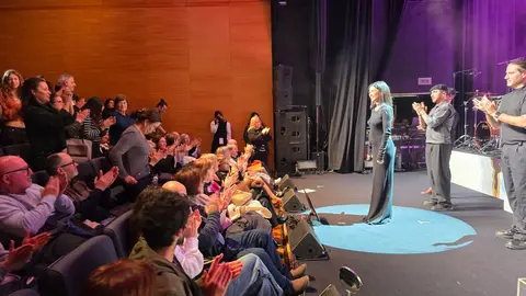 Ana Moura encandiló al público del auditorio da Casa das Artes de Arcos de Valdevez.  ROBERTO LEDO.