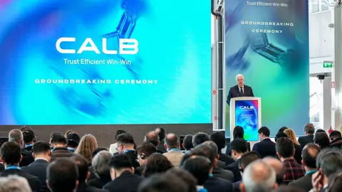 Ministro da Economia, Pedro Reis, intervém no lançamento da fábrica de baterias de lítio de última geração, Sines, 24 fevereiro 2025.