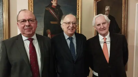 González Laxe (centro) con directivos de la la Real Sociedad Económica de Amigos del País de la Ciudad de Santiago, RSEAPS.