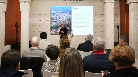 El acto tuvo lugar en la Casa Consistorial y contó con la presencia del alcalde, Manuel Alejandro Lorenzo Alonso, quien subrayó la importancia estratégica de este proyecto para el municipio.