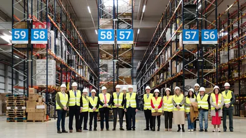 El presidente de la Xunta visitó el nuevo centro logístico de la empresa, situado en el polígono industrial de A Laracha.