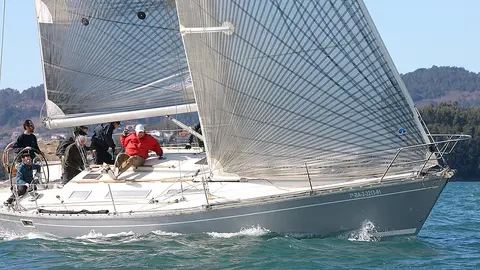 El velero Menudeta, del Real Club Náutico de Vigo, navegando con destreza bajo el viento del nordeste, rumbo a la victoria en la categoría ORC de la Liga de Invierno Cíes-Rande.