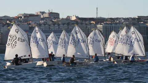 Los vientos oscilaron en la bahía coruñesa entre los 12 y los 20 nudos del nordeste. MOEBIUS.