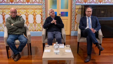 O livro "Glocalização e Ecologia Marítima no Contexto da Navegação e Comércio Romano da Fachada Atlântica do NW Peninsular" foi apresentado em Esposende, explorando a interação entre o local e o global no comércio romano.