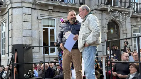 O alcalde Paco Ferreira co pregoeiro Jorge Alonso.