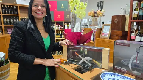 Sonia Gomes con las distintas cajas para presentar los productos genuinos de Portugal.