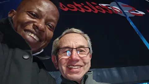 Eduardo Quindelan, saxofonista, con el fotógrafo Luis Dorado, en los Carnavales de Fornelos, O Rosal.