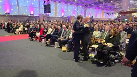 Vasco Ferrás, atual presidente de Ponte de Lima, abraça emocionado o seu antecessor Victor Mendes, num multiusos cheio de vizinhos e convidados. R. LEDO.