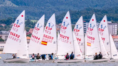 La flota de 420 compitiendo en la ría de Arousa en una prueba de la pasada temporada. © RFGV.