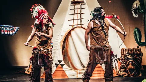 "Facendo o indio", un espectáculo familiar de Galitoon que explora la cultura indígena americana con humor gestual y marionetas.