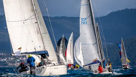 La flota de la Interclubes compitiendo en la ría de Pontevedra. © CLARA GIRALDO / Desmarque.