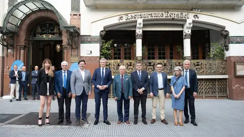 El presidente gallego visitó la feria de empleo organizada por la Xunta en Buenos Aires.