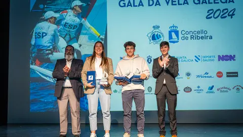 Támara Echegoyen y Luis Wizner -en representación de sus hermanos Martín y Jaime-, mejores regatistas olímpicos de la temporada. © JACOBO BASTOS.