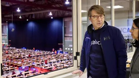 El conselleiro de Facenda Miguel Corgos supervisa las oposiciones en Silleda y destaca la apuesta por la renovación de la Administración pública.