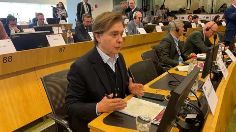 El director general de Relaciones Exteriores y con la UE, Jesús Gamallo, participó en la comisión de Política Económica (ECON) del CdR, en el que se debatió el estudio que destaca a Galicia como región pionera en la regulación e impulso de la IA.