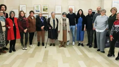 O alcalde Manuel Alejandro Lorenzo Alonso apoia a iniciativa cultural en homenaxe a Castelao, compartindo un momento cos asistentes á sesión do Club de Lectura.