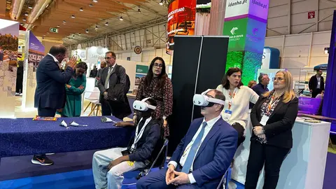 El alcalde de Tui, Enrique Cabaleiro prueba la realidad virtual.
