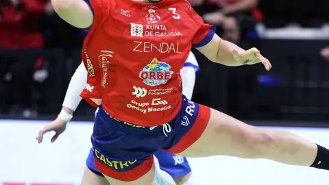 Katia Zhukova, lanzando desde zona de pivote.